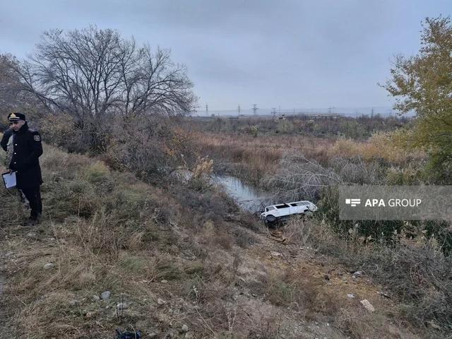 23 nəfəri daşıyan mikroavtobus kanala aşdı 