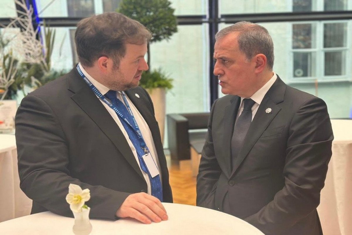 Ceyhun Bayramov britaniyalı nazirlə bir arada Ceyhun Bayramov britaniyalı nazirlə bir arada