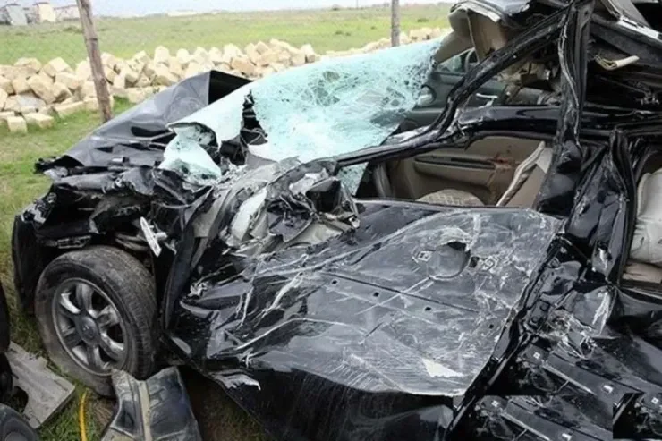 Qazaxda maşın hasara çırpıldı - Ölən və yaralanan var