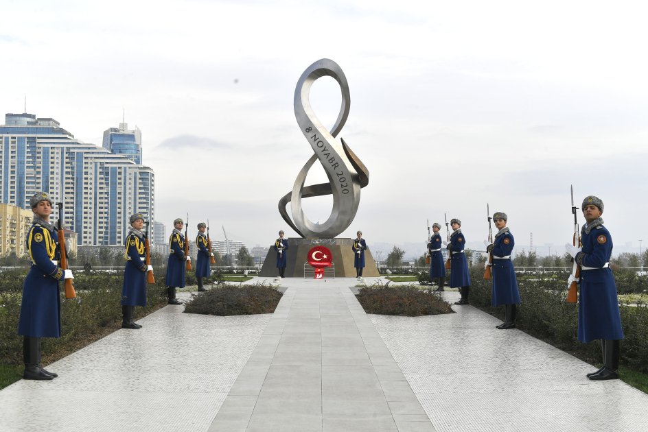 Türkiyənin vitse-prezidenti Zəfər parkını ziyarət etdi 