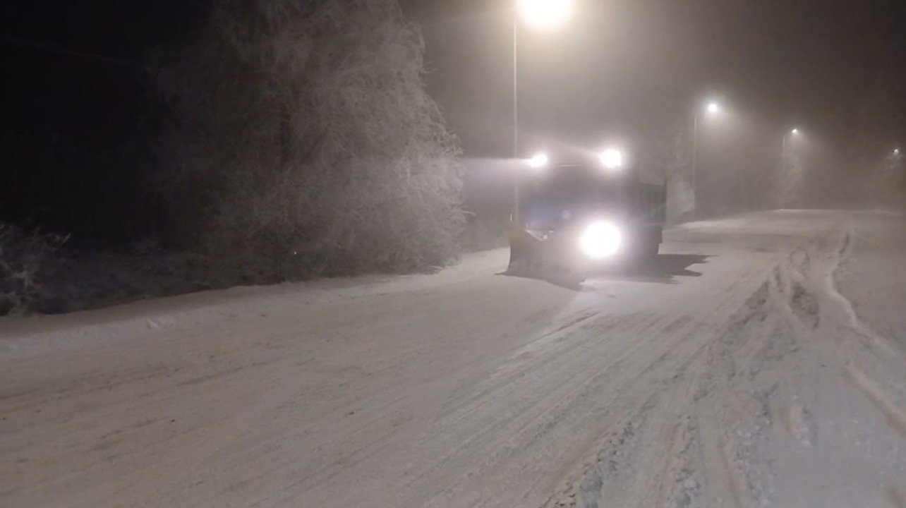 "19 saylı Xüsusi Təyinatlı Yol İstismarı” İdarəsi Şamaxı yollarını qar və buzdan təmizləyir