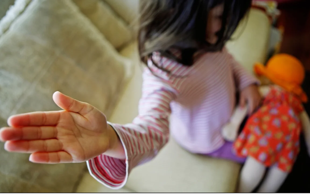 Narkotikə görə tutulmuşdu - 5 yaşlı qızına qarşı əxlaqsız videoları üzə çıxdı