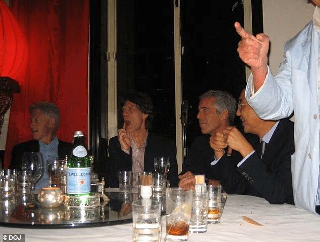 Britaniyalı model  Cefri Epşteynlə illər boyu əlaqədə olduğunu açıqlanıb