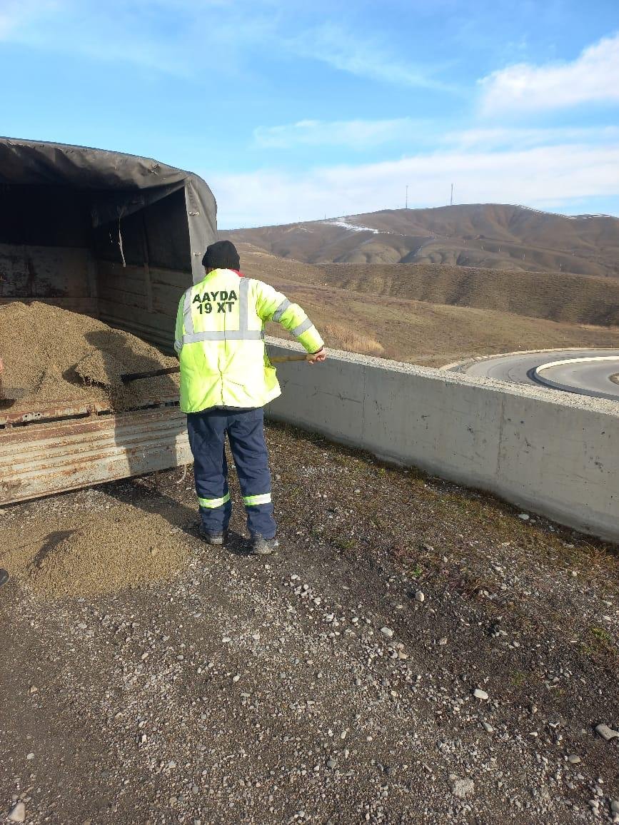 "19 saylı Xüsusi Təyinatlı Yol İstismarı” İdarəsi  yolları qar və buzdan təmizləyir