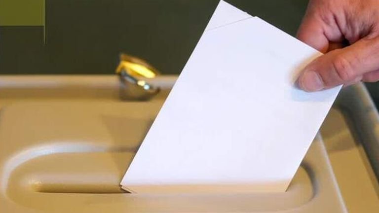 Britaniya hökuməti yerli seçkilərin təxirə salınması planından imtina edib