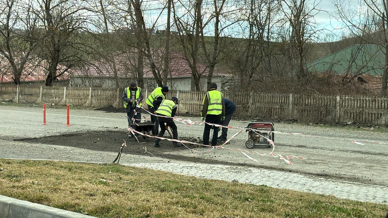 “19 saylı Xüsusi Təyinatlı Yol İstismarı” İdarəsinin işçi heyəti yollarda bərpa işlərini davam etdirir.