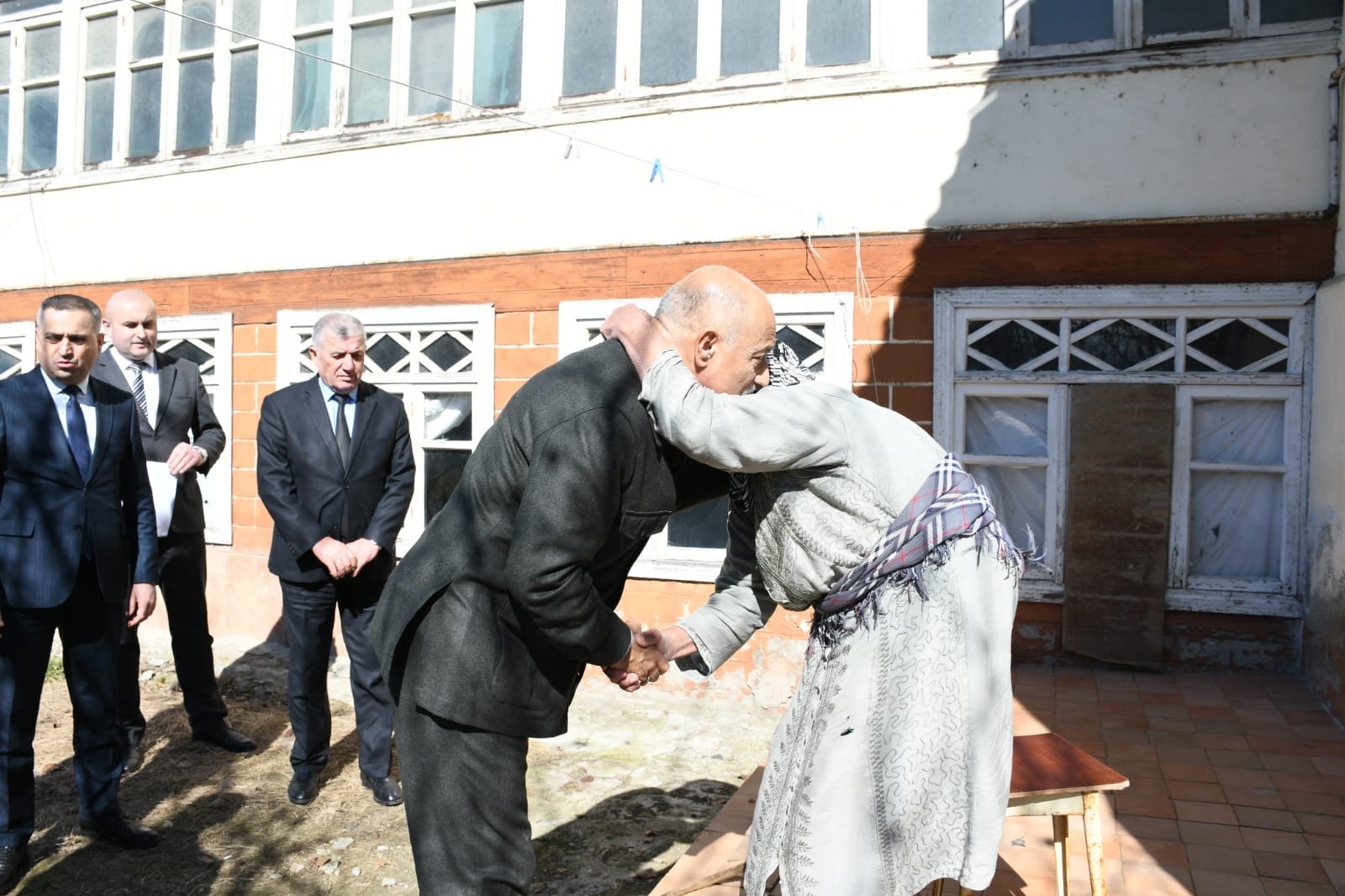 Masallı rayon rəhbəri tənha yaşayan vətəndaşla bağlı görülən işlərə yerində baxış keçirib
