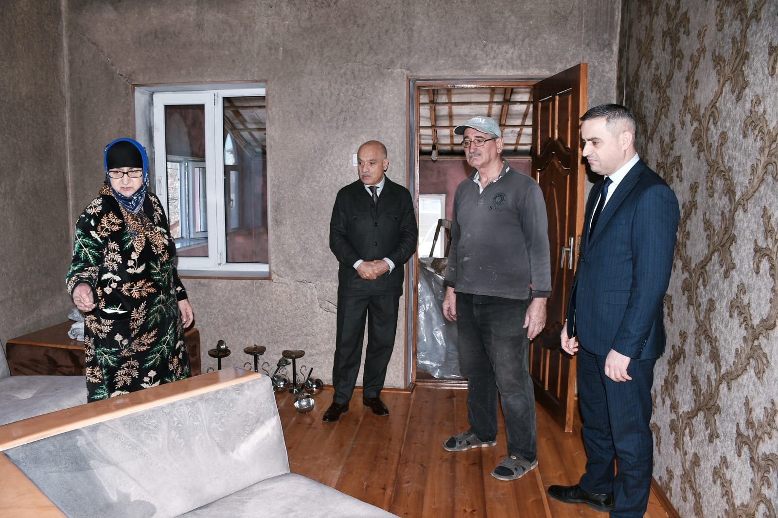 Yanğından zərər görmüş ailəyə dəstək: Rayon rəhbəri zərər çəkmiş evdə aparılan təmir işləri ilə tanış olub