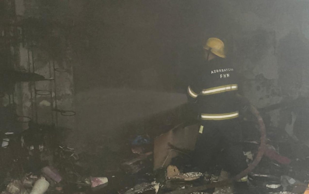 Bakıda gül mağazasında partlayış - Video 