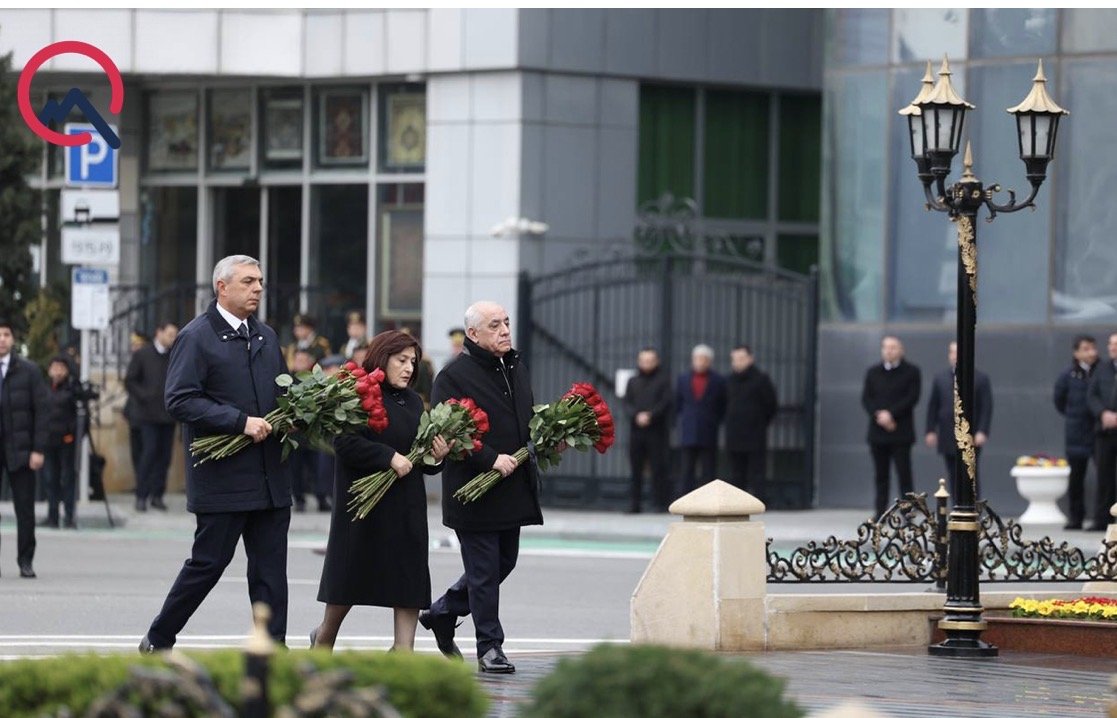 Rəsmilər Xocalı soyqırımı abidəsini ziyarət etdi