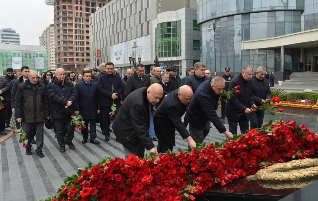 Milli Məclisin kollektivi Xocalı soyqırımı abidəsini ziyarət edib
