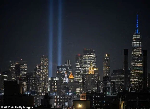 2001-ci ildə terror aktı nəticəsində partladılan göydələnlərin yerində yenisi tikilir