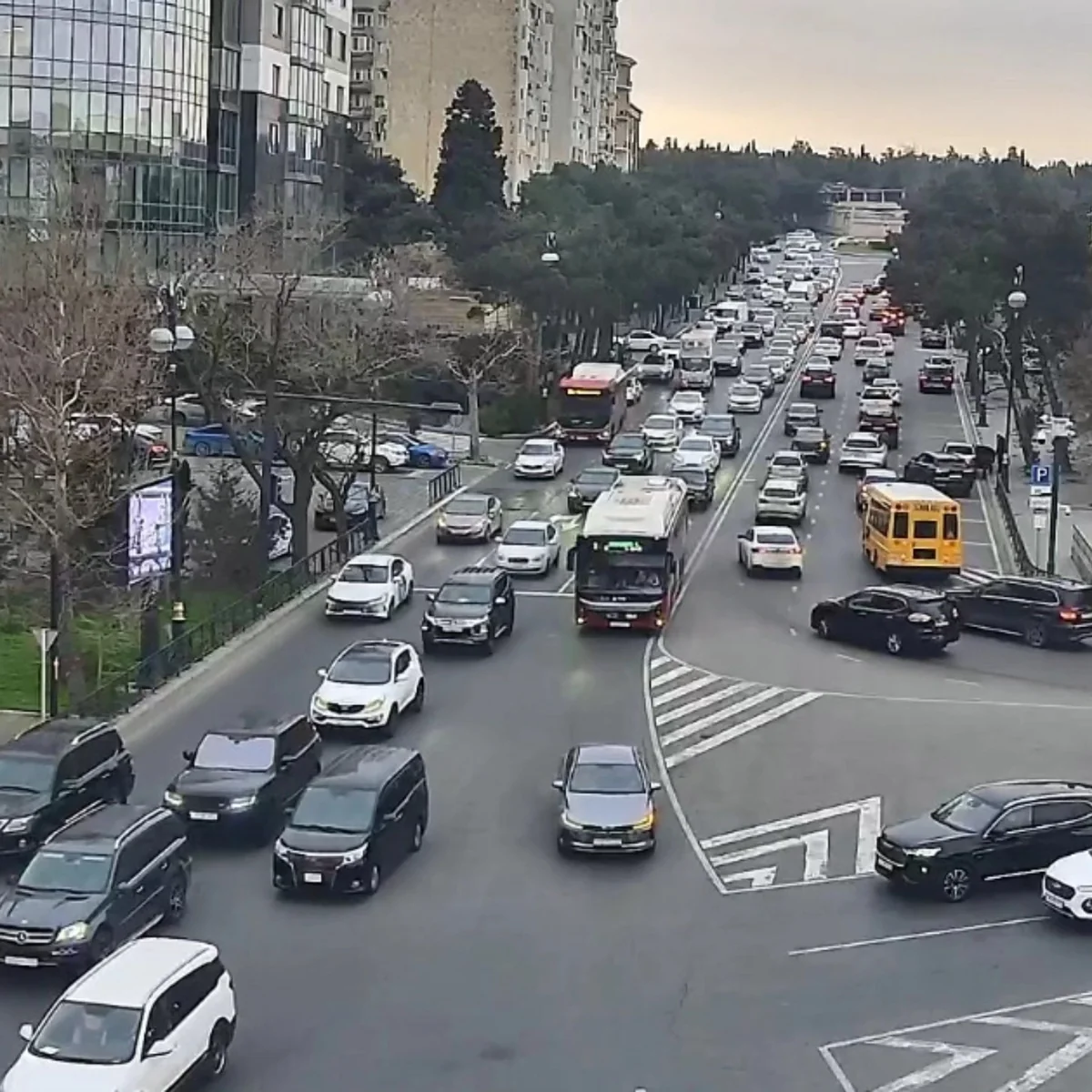 Bakıda 15 istiqamətdə tıxac müşahidə olunur