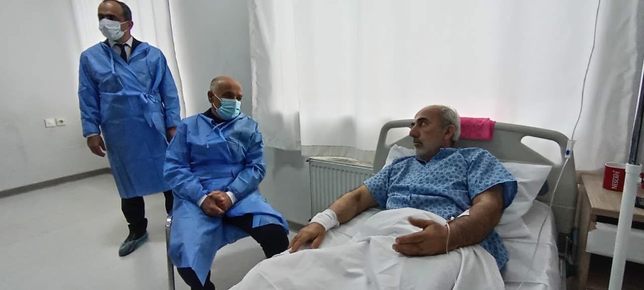 Rayon rəhbəri Vətən müharibəsi şəhidinin atasını xəstəxanada ziyarət edib