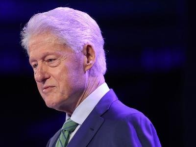 Keçmiş ABŞ prezidenti Konqresdə Epşteynlə əlaqələri barədə ifadə verməyə başlayıb.