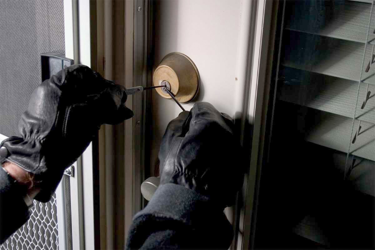 Bakıda market və bank kartından oğurluq edilib 