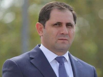 Ermənistanın Müdafiə naziri Uşaqları ölkə vətəndaşı olmayan əməkdaşlar işdən çıxarılıb