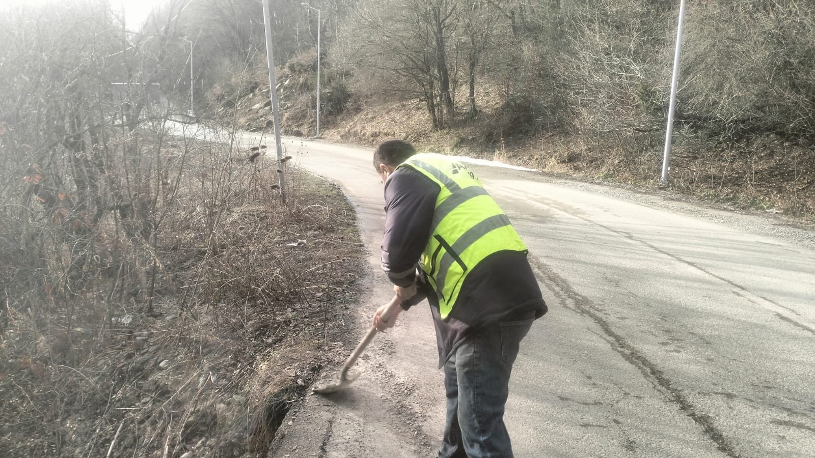 Şamaxıda yol kənarlarında təmizlik işləri aparılır