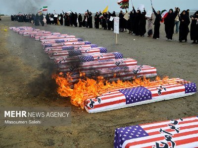 AMERİKA ƏSGƏRLƏRİNİ TƏMSİL EDƏN TABUTLAR YANDIRILDI