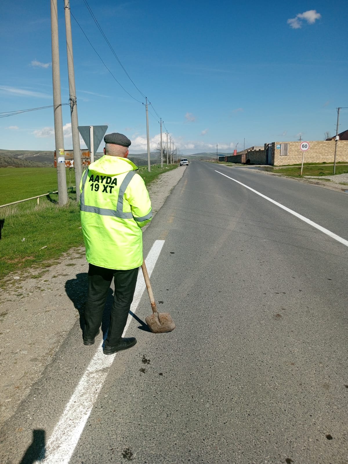 19 saylı Xüsusi Təyinatlı Yol İstismarı İdarəsinin  işçiləri Qaleybuğurt–Sis–Qaladərəsi kəndlərində təmizləmə işləri aparır.