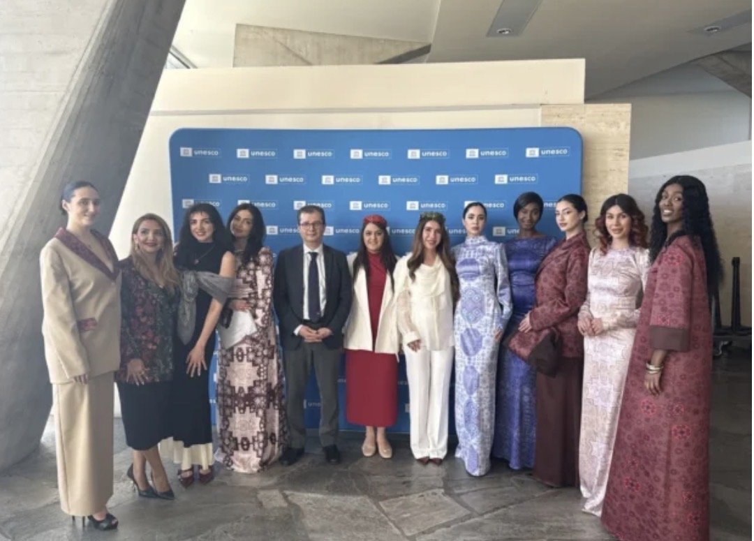 Modelyer Leyla Babazadə tərəfindən yaradılmış milli geyim kolleksiyası YUNESKO-nun mənzil-qərargahında