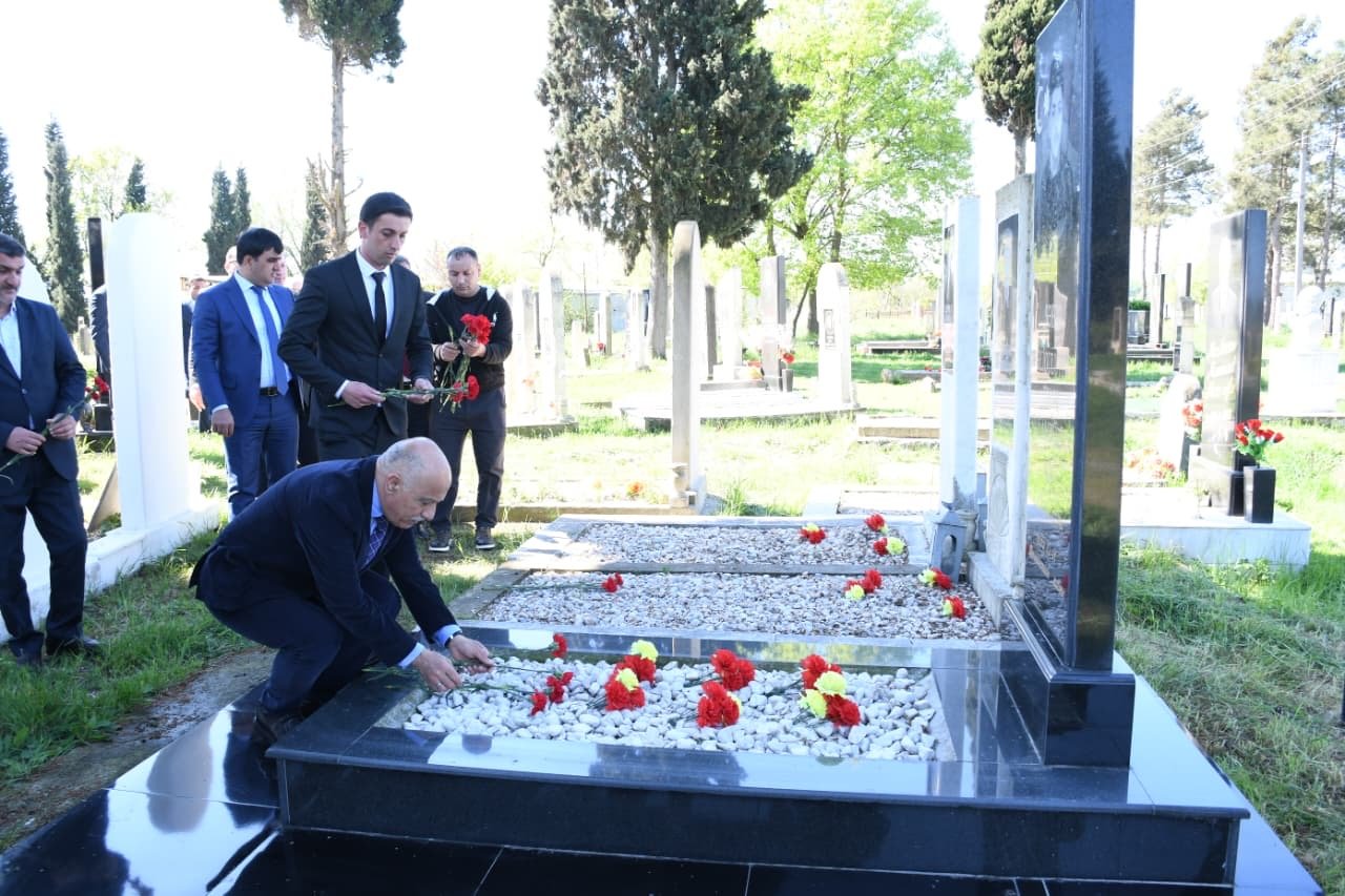 Rayon rəhbəri Şərəfə ərazisində şəhid məzarlarını ziyarət etdi