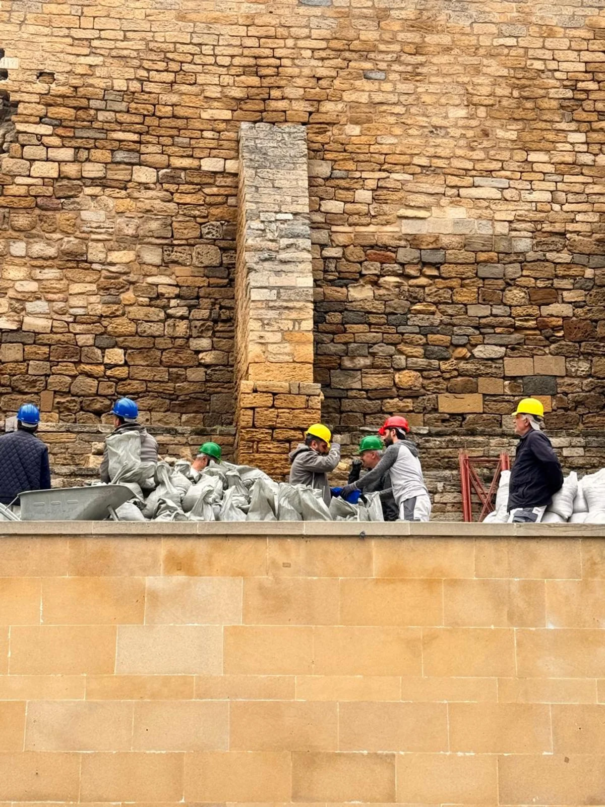 İçərişəhər qoruğu: Qala divarında baş vermiş qismən dağılma ilə bağlı təxirəsalınmaz tədbirlər görülür