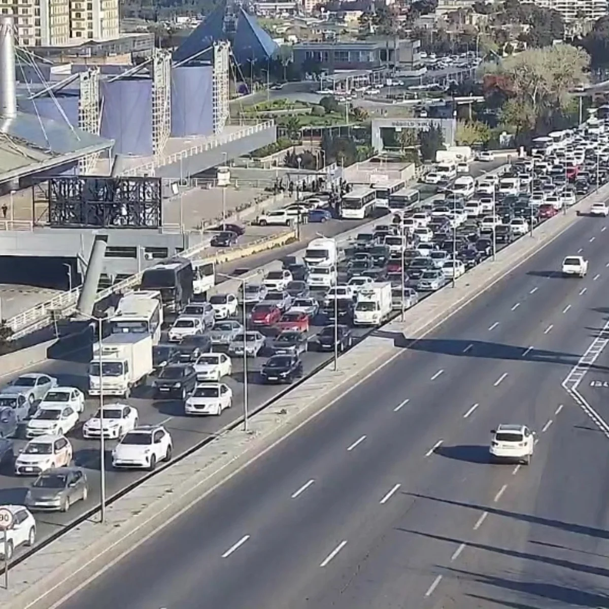 Bakının bir sıra yollarında nəqliyyatın sıxlığı müşahidə olunur