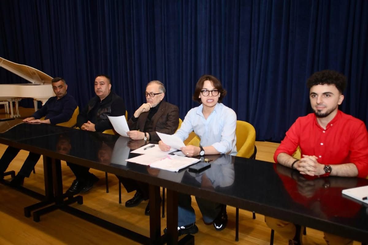 Gəncə  Dövlət  Milli  Dram Teatrında Vaqif Əmiraslanın “Gülüstan”  pyesi əsasında eyni adlı tamaşasının məşqlərinə  başlanılıb.