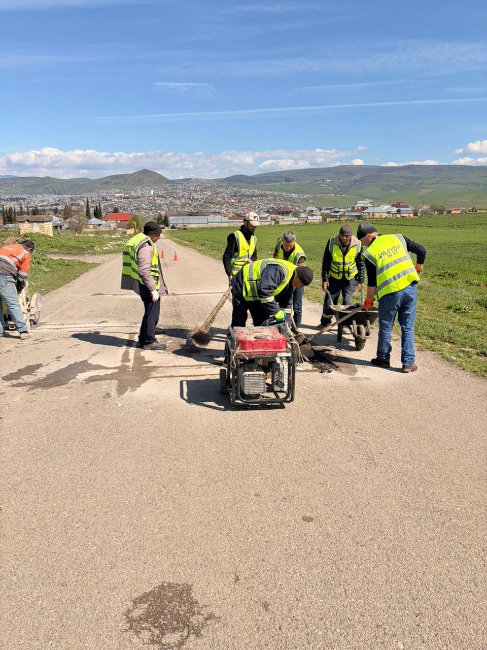 19 saylı Xüsusi Təyinatlı Yol İstismarı İdarəsi Şamaxı–Kələxana yolunda cari təmir işləri aparır