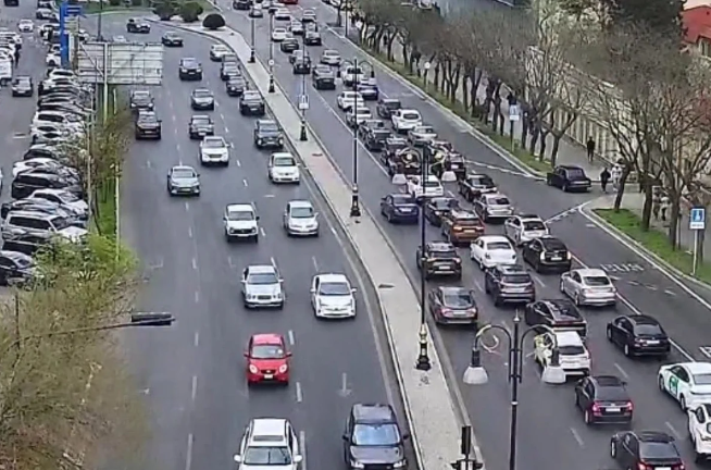 Bakının bir sıra yollarında tıxac yaranıb