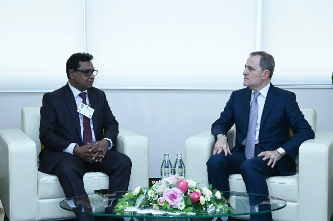 Ceyhun Bayramov şri-lankalı nazirlə ikitərəfli münasibətlərin inkişafını müzakirə edib 