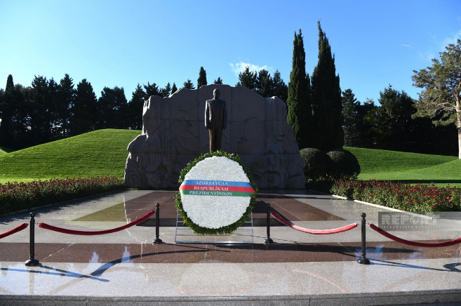 Latviya Prezidenti Heydər Əliyevin məzarını ziyarət edib