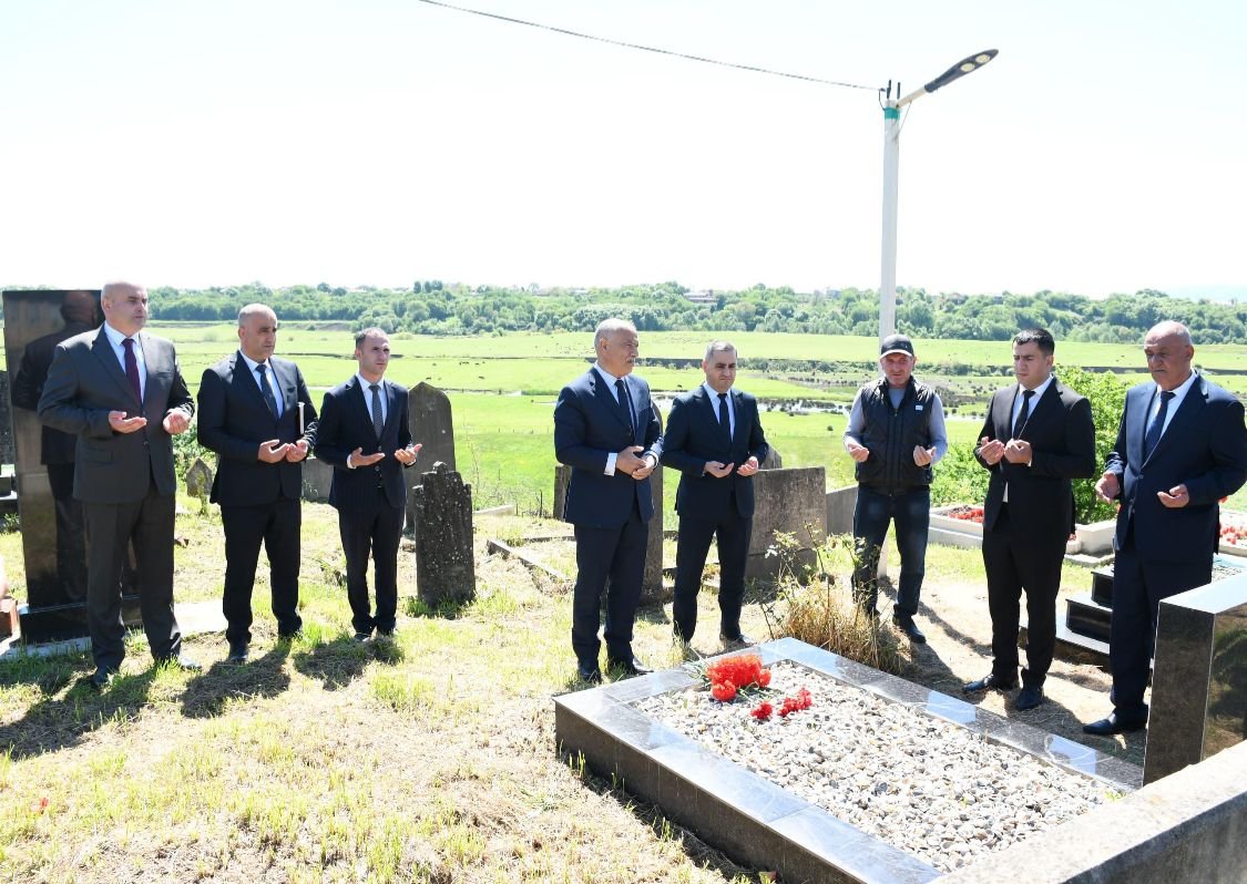 Rayon rəhbəri şəhid məzarlarını ziyarət etdi
