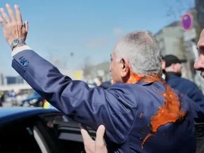 Berlində İran şahının sürgündəki oğluna qırmızı maddə atılıb