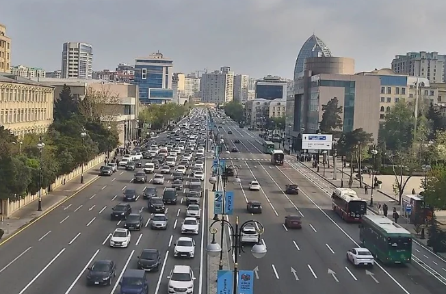 Həftənin ilk günü Bakının bir sıra yollarında nəqliyyatın sıxlığı yaranıb