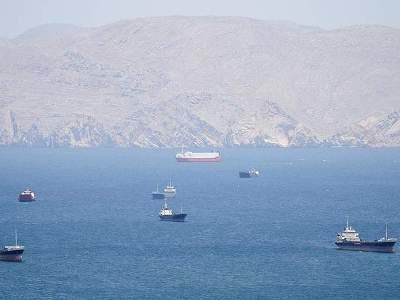 İran Hörmüz boğazından keçid üçün dörd valyutada hesablar açıb