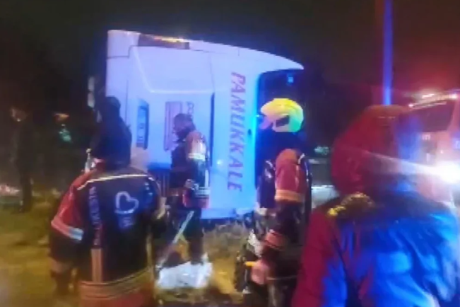 Türkiyədə sərnişin avtobusu qəzaya uğrayıb, 3 nəfər ölüb, 31 sərnişin xəsarət alıb