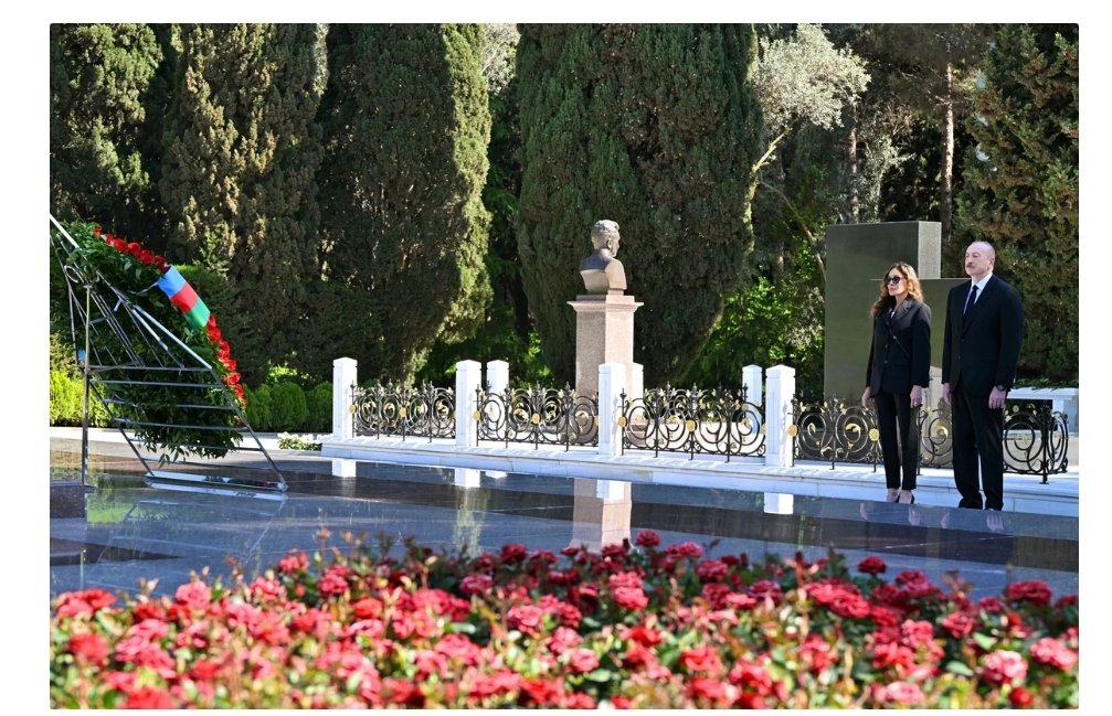 İlham Əliyev və Mehriban Əliyeva Fəxri xiyabanda Ulu Öndər Heydər Əliyevin məzarını ziyarət ediblər 