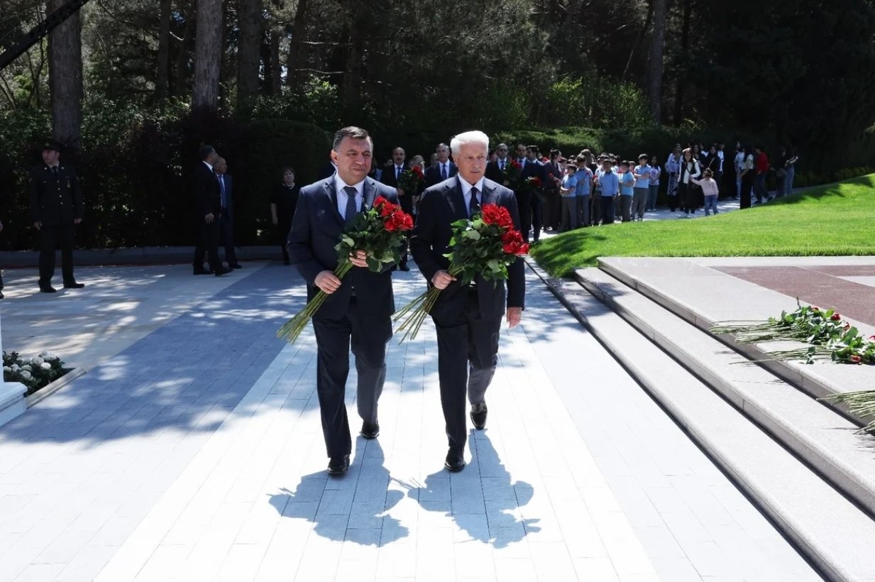 İqtisadiyyat Nazirliyinin rəhbərliyi Fəxri xiyabanda Ulu Öndər Heydər Əliyevin məzarını ziyarət edib 