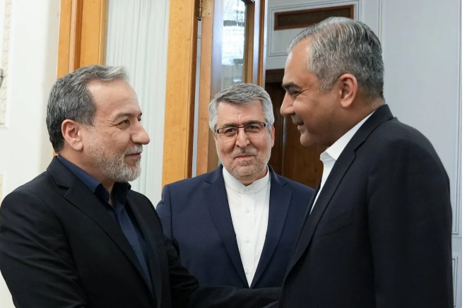 Nəqvi və Əraqçi Yaxın Şərqdə münaqişənin nizamlanmasına dair təklifləri müzakirə ediblər