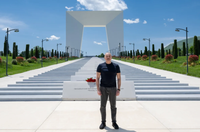 İlham Əliyev Xankəndidə Zəfər tağının önünə gül dəstələri düzüb 