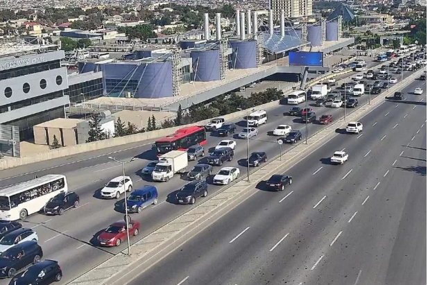 Bakının bir sıra yollarında tıxac yaranıb