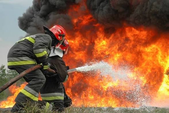 Neft Emalı Zavodu yanır