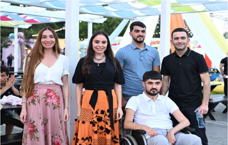 Leyla Əliyeva və Arzu Əliyeva “CandyFest” yay festivalını ziyarət edib və “Sehrli mirvari” su sirki şousunu izləyiblər 