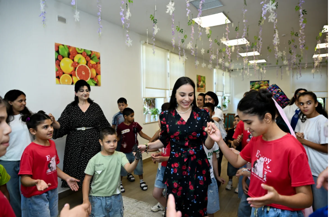 Leyla Əliyeva Şəkidə Uşaq evi sosial xidmət müəssisəsinin sakinləri ilə görüşüb 
