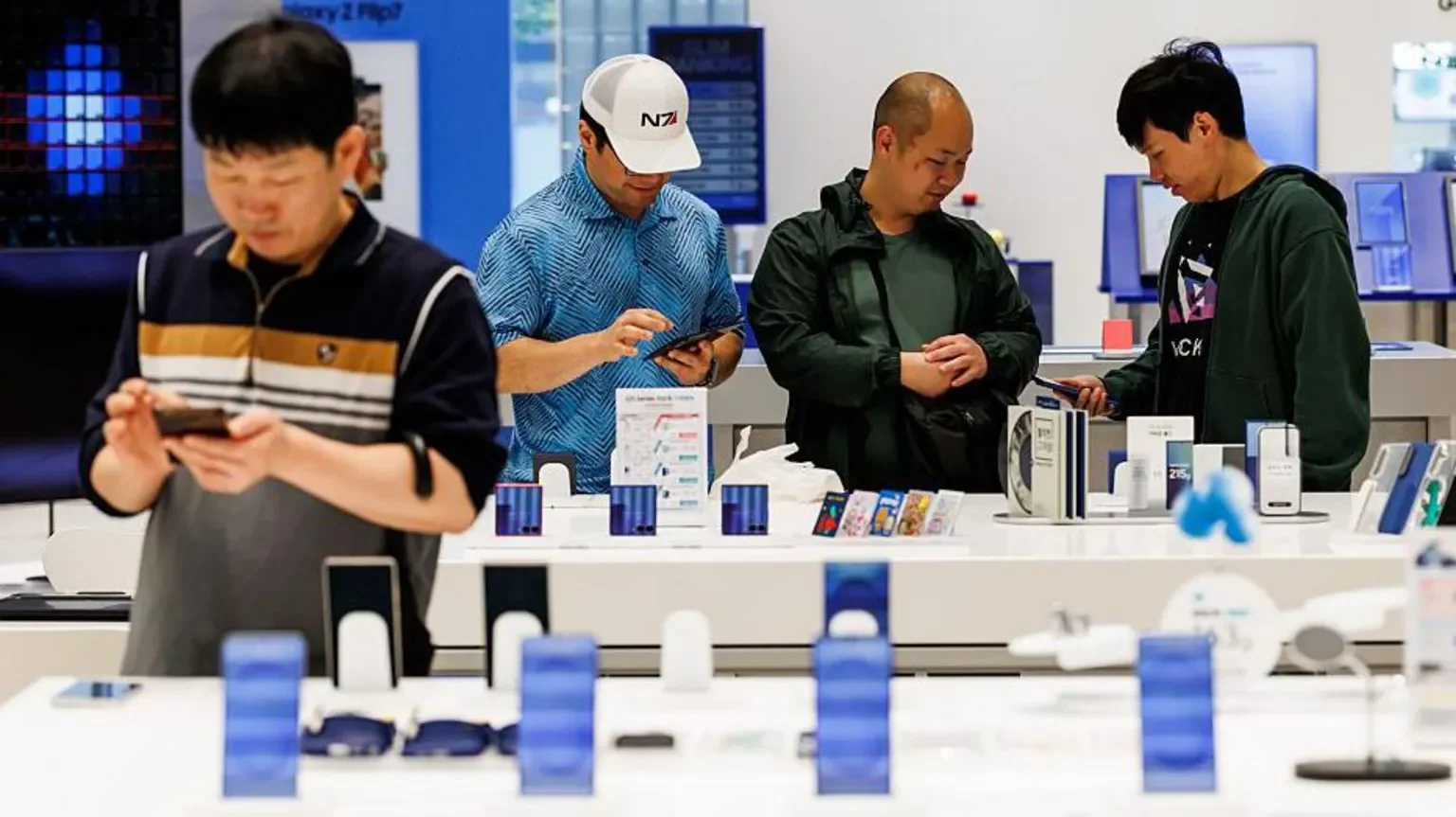 "Samsung"un mənfəəti 19 dəfə artdı: Süni intellekt çiplərinə tələbat rekord gəlir gətirdi