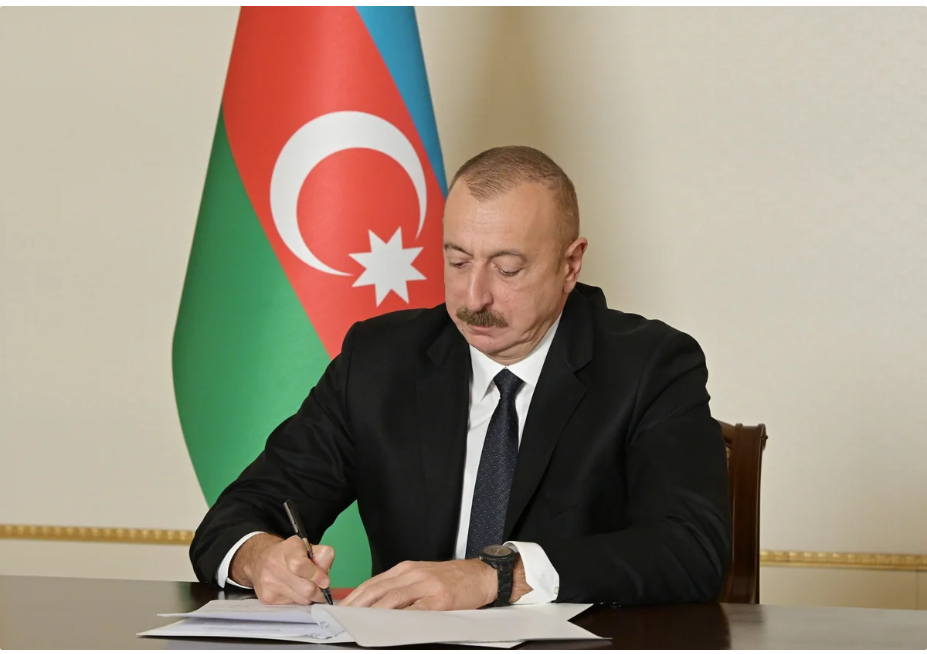 Bir qrup diplomata diplomatik rütbələr verilib 
