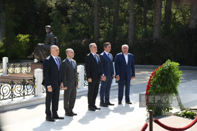 Azərbaycan Xarici İşlər Nazirliyinin kollektivi Fəxri xiyabanı ziyarət edib 