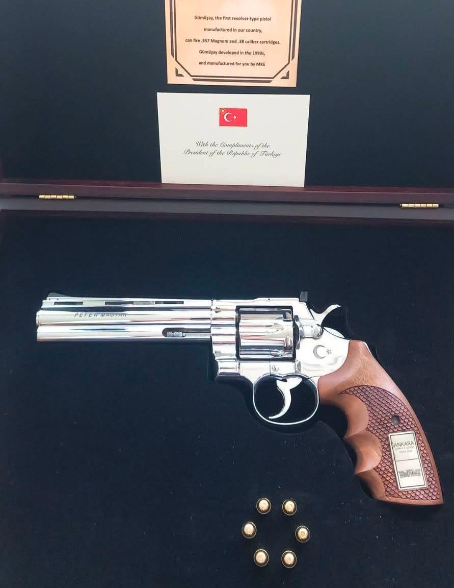 Ərdoğanın NATO sammitində hədiyyə etdiyi "Magnum" revolveri gündəm oldu
